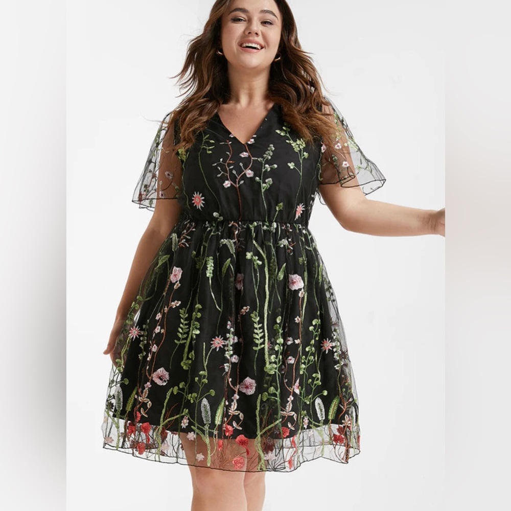 BloomChic // Floral Embroidered Black Midi Dress